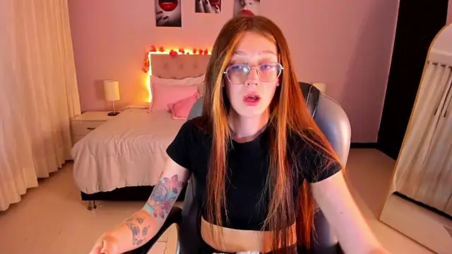 Snapshot of Emily_Warren_ chatting on May 2026 07:52:01 PM Emily Warren online show from May 2026 07:52:01 PM