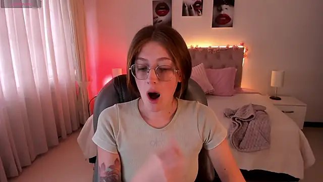 Emily Warren  online show from October 2025 07:33:01 PM