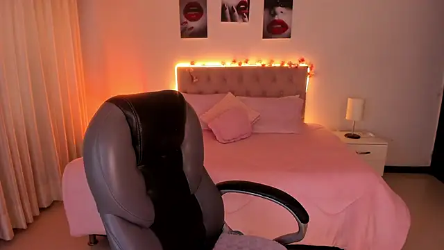 Emily Warren  online show from November 2025 07:51:01 PM