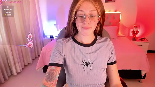 Emily Warren  online show from December 2025 06:56:01 PM