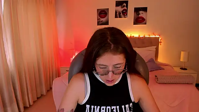 Emily Warren  online show from October 2025 08:08:01 PM