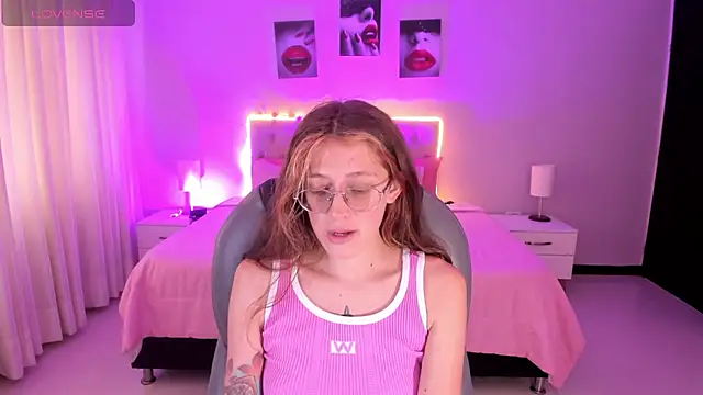 Emily Warren  online show from January 2026 07:41:02 PM