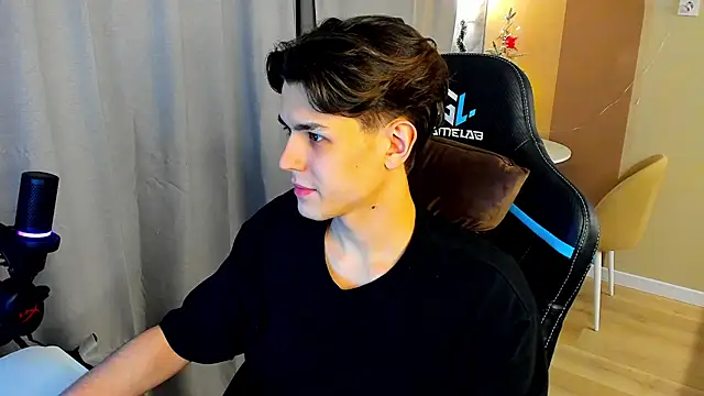 TravisRevas online show from December 2025 04:33:02 PM