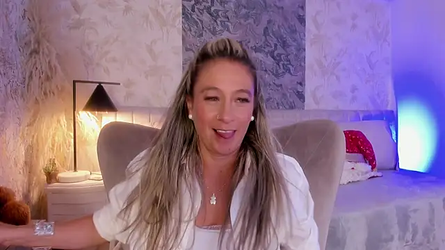 Liannaa  online show from December 2025 07:50:01 PM