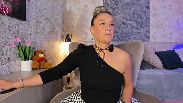 Liannaa  online show from February 2026 07:35:01 PM