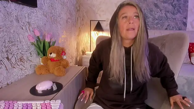 Liannaa  online show from December 2025 12:51:01 PM