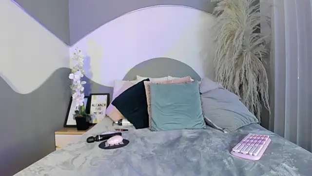 Liannaa  online show from April 2026 11:57:01 AM