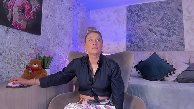 Liannaa  online show from November 2025 07:47:02 PM