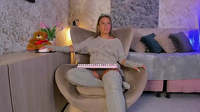 Liannaa  online show from February 2026 07:36:01 PM