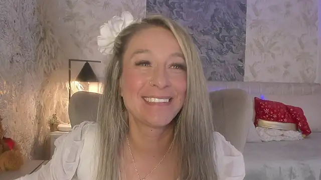 Liannaa  online show from December 2025 07:41:01 PM