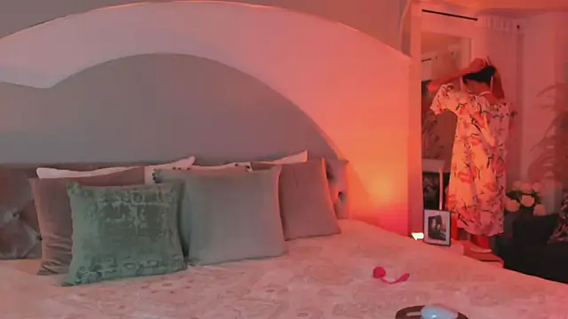 Elizabeth clark  online show from October 2025 08:08:01 PM