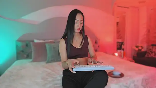 Elizabeth clark  online show from October 2025 07:58:01 PM