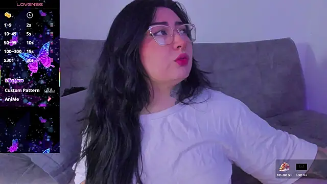 Curvybaddie99 online show from April 2026 05:52:01 PM