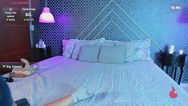 Aleja bloom online show from April 2026 12:00:01 PM