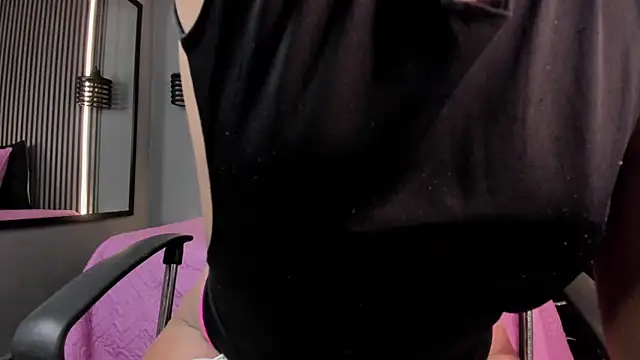 Snapshot of alahia_betancurx chatting on November 2025 01:48:02 PM alahia betancurx online show from November 2025 01:48:02 PM