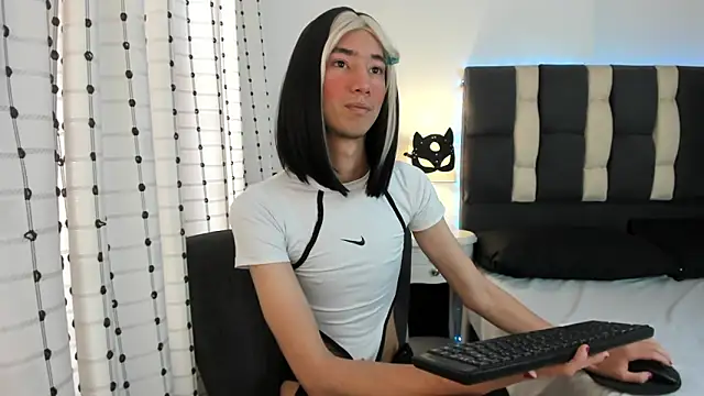 loverisu-coral online show from October 2025 07:38:02 PM