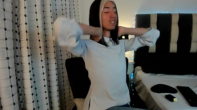 loverisu-coral online show from December 2025 10:01:02 PM