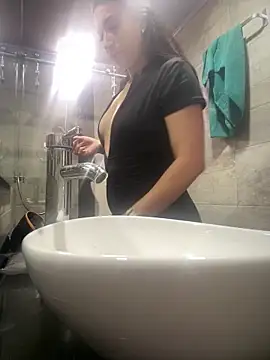 Mila LS online show from November 2025 01:04:02 PM