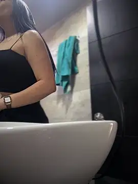 Mila LS online show from November 2025 01:17:01 PM