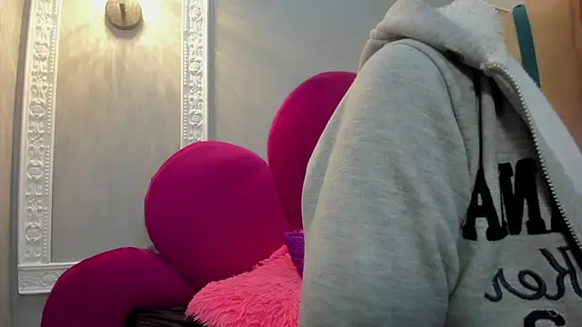 Bonniie 22 online show from December 2025 03:43:01 PM