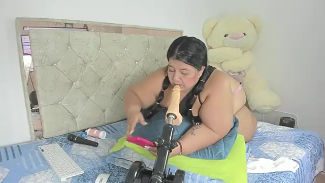 LunaaSweett online show from April 2026 09:39:33 PM