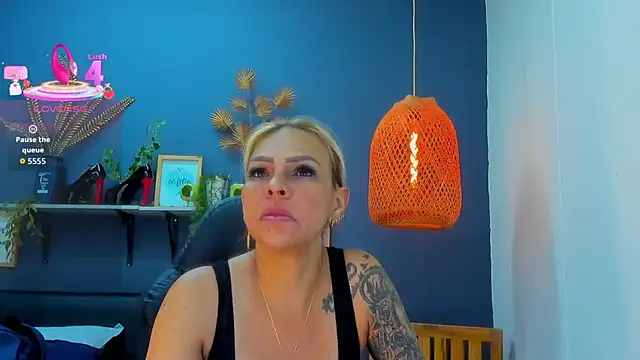 Snapshot of yessila_parker chatting on May 2026 08:56:01 AM yessila parker online show from May 2026 08:56:01 AM