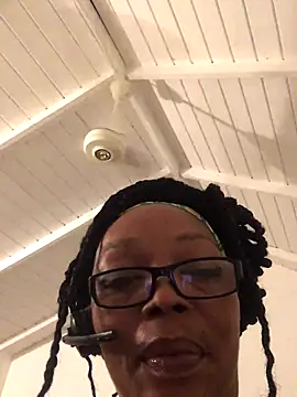 Snapshot of Ladyzee25 chatting on September 2025 04:02:01 AM Ladyzee25 online show from September 2025 04:02:01 AM