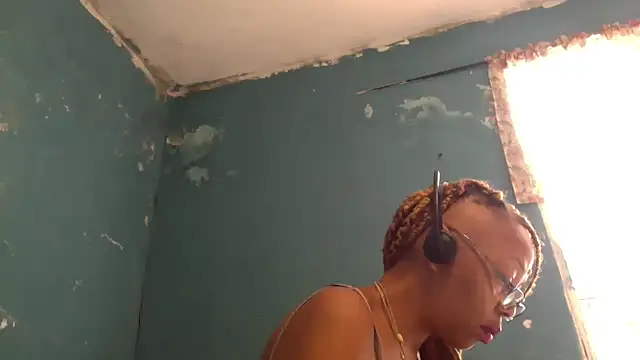 Snapshot of Ladyzee25 chatting on November 2025 08:14:01 PM Ladyzee25 online show from November 2025 08:14:01 PM