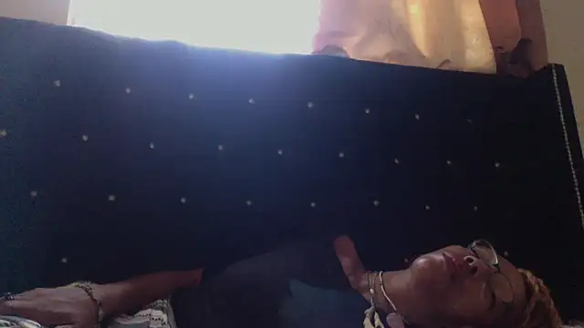 Ladyzee25 online show from October 2025 02:38:02 PM
