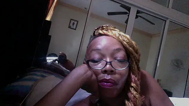 Ladyzee25 online show from October 2025 01:02:01 PM