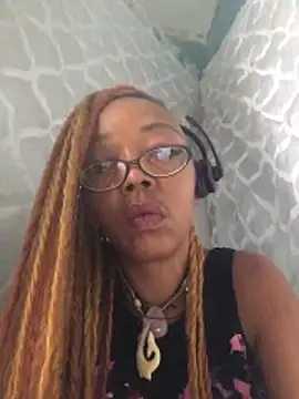 Snapshot of Ladyzee25 chatting on October 2025 03:35:01 PM Ladyzee25 online show from October 2025 03:35:01 PM