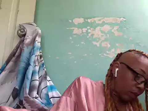 Snapshot of Ladyzee25 chatting on July 2026 06:14:02 PM Ladyzee25 online show from July 2026 06:14:02 PM