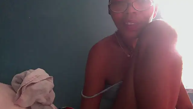 Snapshot of Ladyzee25 chatting on October 2025 06:16:01 PM Ladyzee25 online show from October 2025 06:16:01 PM