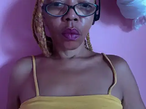 Snapshot of Ladyzee25 chatting on December 2025 03:27:02 PM Ladyzee25 online show from December 2025 03:27:02 PM
