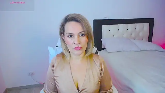 CarolinneFiotti online show from October 2025 01:41:02 PM