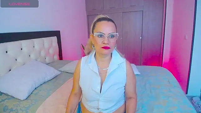 CarolinneFiotti online show from October 2025 04:08:02 PM