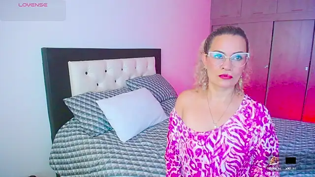 CarolinneFiotti online show from September 2025 01:17:01 PM