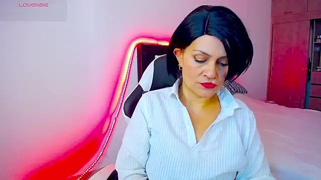 CarolinneFiotti online show from November 2025 01:37:02 PM