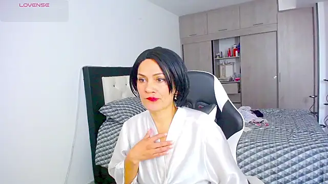 CarolinneFiotti online show from November 2025 02:28:02 PM