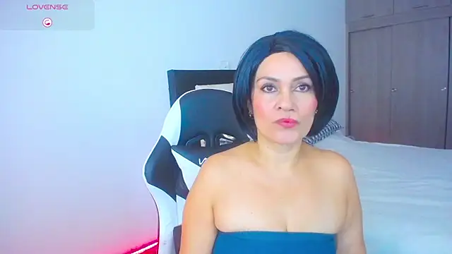 CarolinneFiotti online show from November 2025 01:58:01 PM
