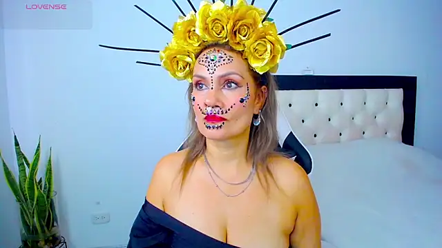 CarolinneFiotti online show from October 2025 04:36:01 PM