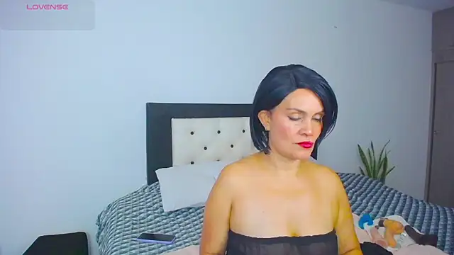 CarolinneFiotti online show from October 2025 01:01:02 PM