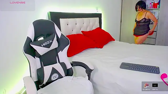 CarolinneFiotti online show from November 2025 01:23:02 PM