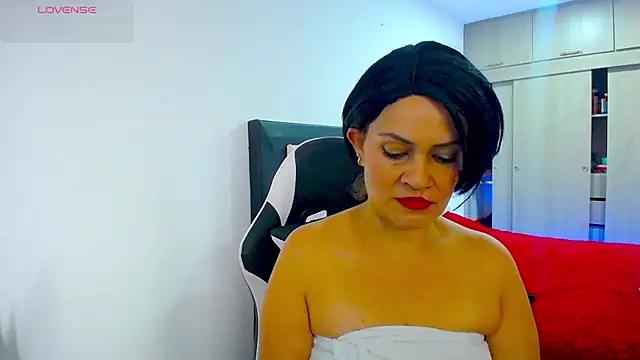 CarolinneFiotti online show from December 2025 01:32:01 PM
