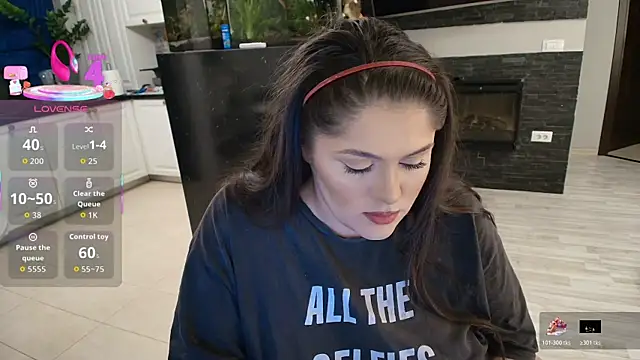 Snapshot of Layla- chatting on October 2025 04:07:02 PM Layla- online show from October 2025 04:07:02 PM