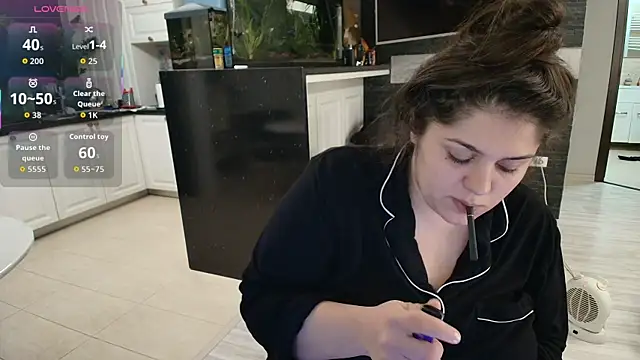 Layla- online show from November 2025 11:42:01 AM