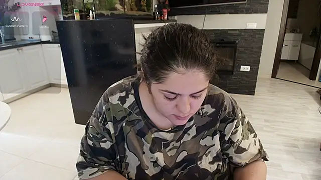 Snapshot of Layla- chatting on September 2025 09:20:01 AM Layla- online show from September 2025 09:20:01 AM