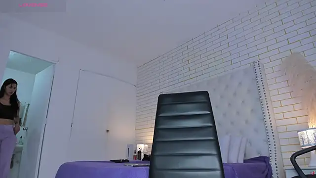 Emilly wilson  online show from November 2025 12:09:02 PM