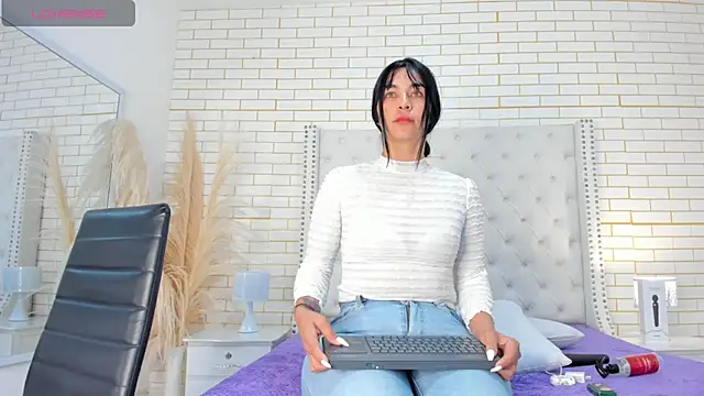 Emilly wilson  online show from November 2025 11:42:01 AM