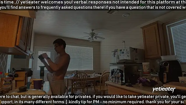 Snapshot of yetieater chatting on June 2026 04:12:01 PM yetieater online show from June 2026 04:12:01 PM
